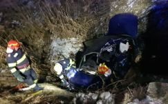 FRISSÍTVE – Elgázolt a vonat egy személyautót, két gyermek életét veszítette