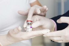 Közel tízezer személy kapott koronavírus elleni oltást az elmúlt 24 órában