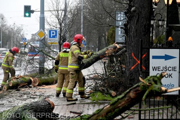 Több tízezer háztartás maradt áram nélkül Lengyelországban viharok miatt