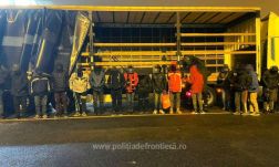 Huszonhét migránst fedeztek fel a határőrök egy kamion rakterében