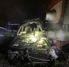 Személyvonat állította meg a rendőrök által üldözött autóst