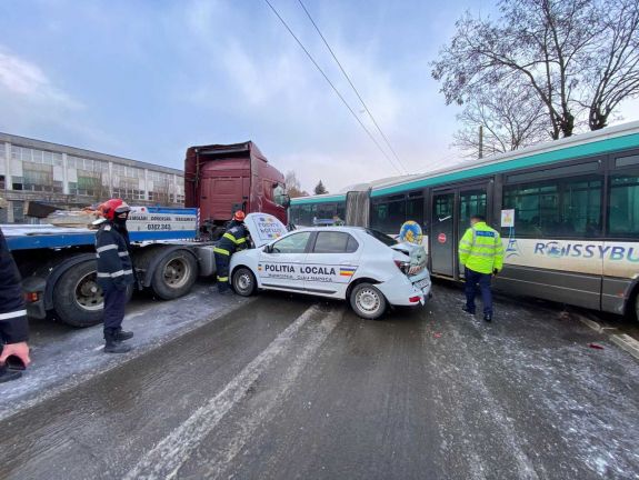 Autóbusz, rendőrautó, teherautó és személygépkocsi ütközött össze Kolozsváron