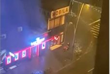 Elsodorta a szél a babakocsit, amíg a szülők a játékteremben voltak (VIDEÓ)