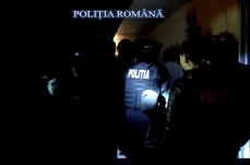 Üdülési csekkekkel elkövetett csalás gyanúja miatt tartottak házkutatásokat