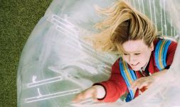 Érkezik a romániai mozikba az aradi Cristina Groșan első nagyjátékfilmje