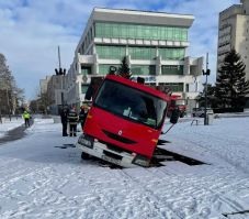 FRISSÍTVE - Tönkretett egy szökőkutat Szatmáron a belügy két autója