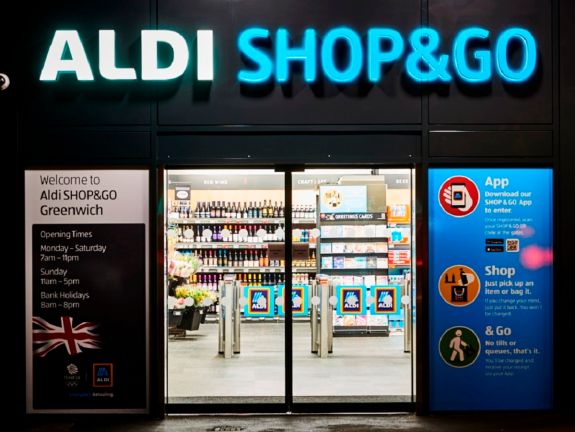 Megnyílt az első pénztárak nélküli európai szupermarket