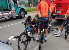 Busznak hajtott a bajnok kerékpáros Egan Bernal, intenzív osztályon ápolják