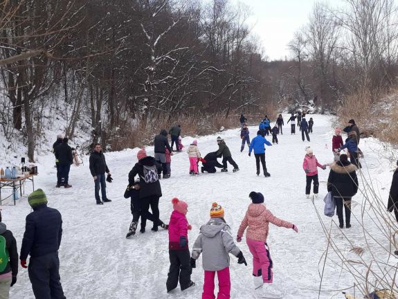Nyárádszeredai furfang: a Nyárád folyó holtágában alakítottak természetes korcsolyapályát az önkéntes tűzoltók