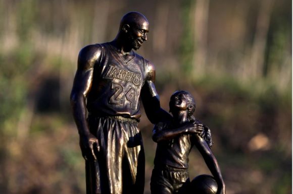 Szobrot állítottak Kobe Bryant halálának helyszínén