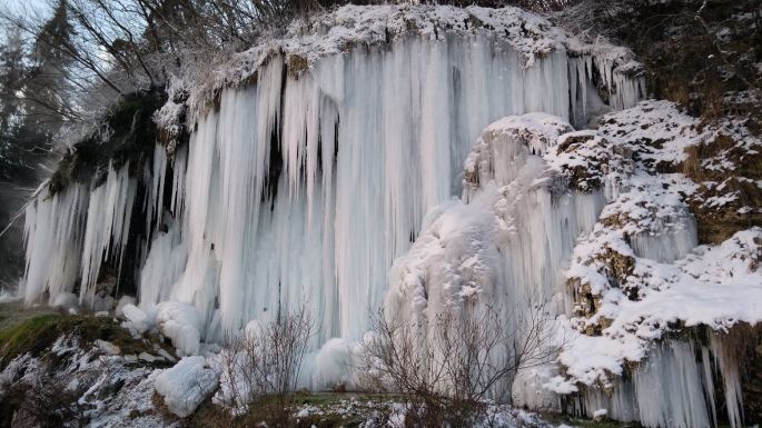 A maroshévízi befagyott vízeséséről közölt videót a BBC