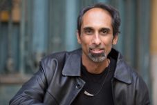 Izgalmas szakmai-művészi közegre talált Csíkszeredában Sinha Róbert gitárművész