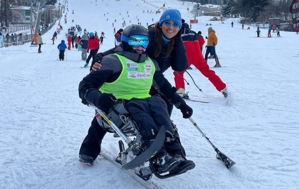 Ülősíkkel síelhetnek vasárnap a mozgáskorlátozottak a Kolozsvár melletti Erdőfelek-sípályán