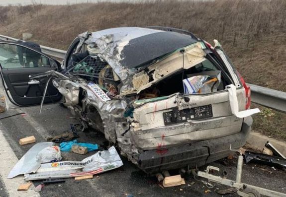 Rosszullét miatt félrehúzott, letarolta a kamion a személyautót