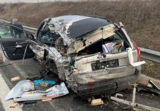 Rosszullét miatt félrehúzott, letarolta a kamion a személyautót