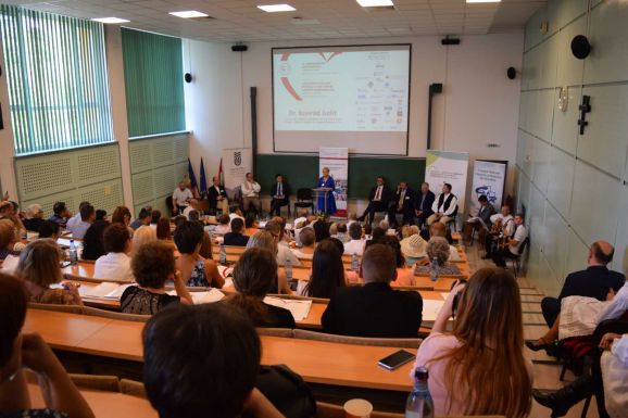 „A megismerés, a kíváncsiság tüzét viszik előre”: megkezdődött a VI. Csíkszeredai Kórháznapok