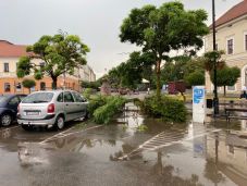 Lecsapott a vihar Székelyföldre, Sepsiszentgyörgyön szélvihar és jégeső okozott károkat