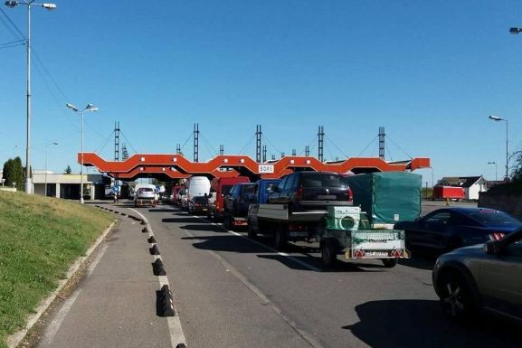 A vakáció kezdetétől több mint 500 kiskorút fordítottak vissza a határról
