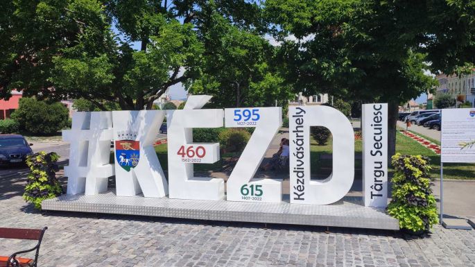 Várostörténeti szempontból fontos évszámok kerültek a #Kézdi feliratra