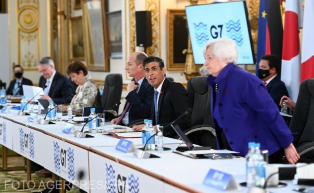 Lemondott a brit pénzügyminiszter és az egészségügyi miniszter