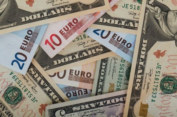 AFP: ezek az euró dollárral szembeni gyengülésének következményei