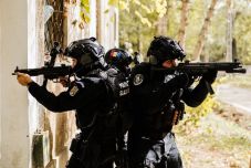 Hivatalos iratok hamisítása miatt tartottak házkutatást kilenc megyében