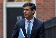 Hatan jutottak tovább a brit kormánypárt vezetői tisztségéért folyó versengés első szavazási fordulójában