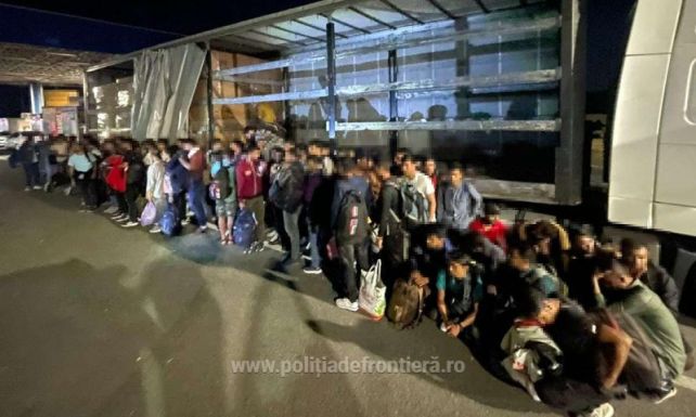 Több mint hetven migráns zsúfolódott be egy kamionba