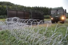 Szlovénia megkezdte a kerítés lebontását Horvátországgal közös határán