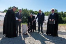 Óvodát és felújított templomot avattak, iskola alapkövét tették le Bánffyhunyadon