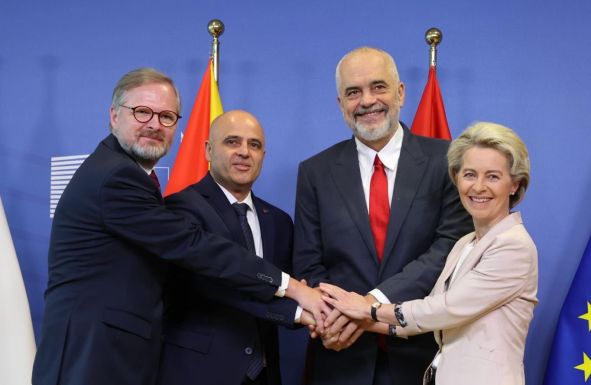 Az EU megnyitotta a csatlakozási tárgyalásokat Albániával és Észak-Macedóniával