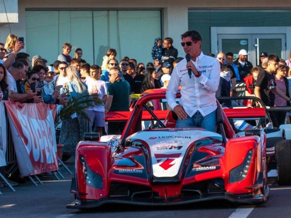 FRISSÍTVE – Kicsúszott és a nézők közé rohant egy raliautó Marosvásárhelyen