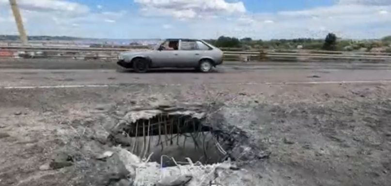 Ukrán csapások súlyosan megrongáltak egy Dnyeper-hidat a megszállt Herszon megyében