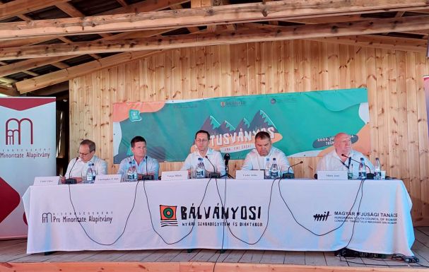Cseke Attila az aktuális fejlesztésekről, Varga Mihály a várható nehézségekről beszélt Tusványoson