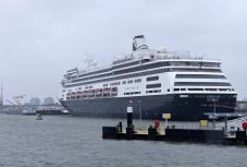 A holland kormány hajókon helyezné el a menekülteket