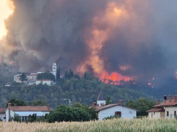 Történetének legnagyobb tüzével küzd Szlovénia az Olaszországgal közös határán