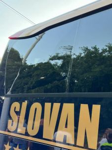 Közérdekű munkára és pénzbüntetésre ítélték a Slovan buszának rongálóját
