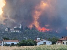 Történetének legnagyobb tüzével küzd Szlovénia az Olaszországgal közös határán