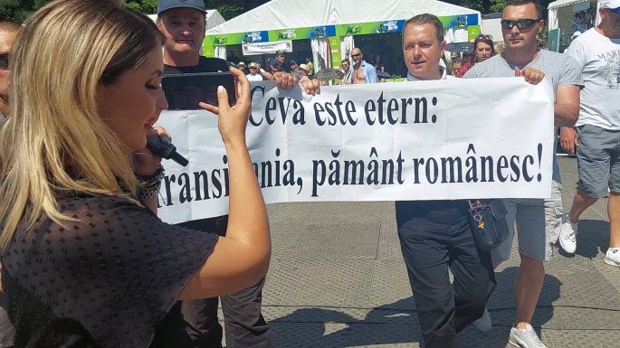 Román tüntetők zavarták meg Orbán Viktor tusványosi beszédét