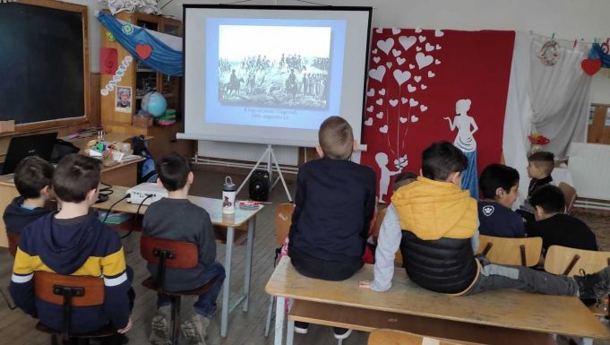 Interaktív táblákra gyűjtenek a kisbaconi Benedek Elek iskolának