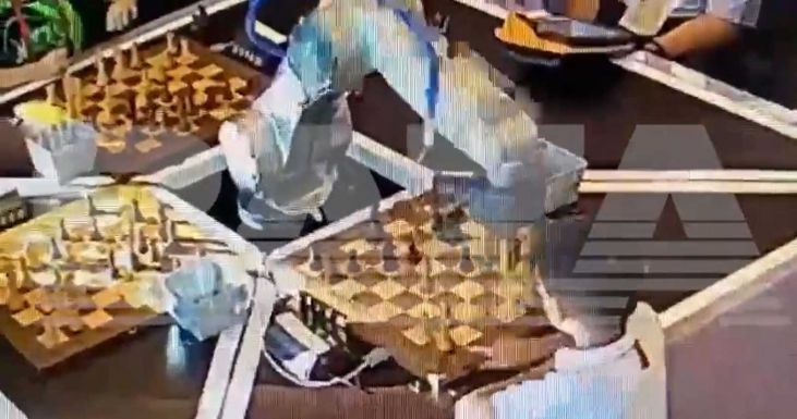 Eltörte a sakkrobot hét éves ellenfele ujját