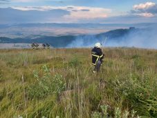 Még mindig nem sikerült eloltani a bozóttüzet Hargita megyében