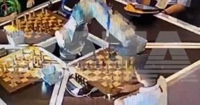 Eltörte a sakkrobot hét éves ellenfele ujját