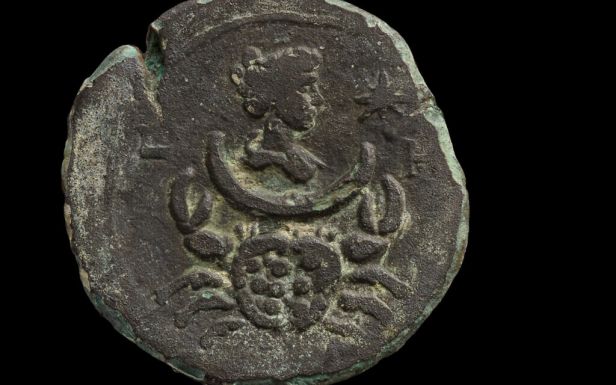 Luna holdistennő képével díszített 1850 éves érmét találtak Izraelben