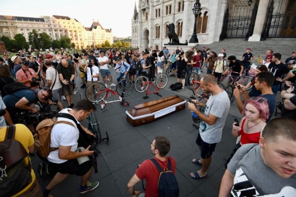 Ismét tüntettek Budapesten a kata-törvény módosítása ellen