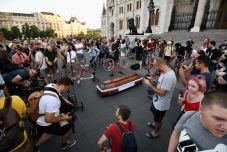 Ismét tüntettek Budapesten a kata-törvény módosítása ellen