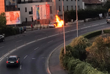 Lángokba borult egy autó Kolozsváron, a sofőr sokkot kapott