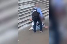 Térdeplő fiatalt ütlegelt egy rendőr a tusnádfürdői állomáson