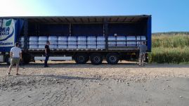 Egy teherautónyi ivóvizet adományozott Hargita megye a Kolozs megyei Györgyfalvának