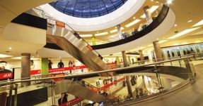 Kritikus állapotban van az a gyermek, aki lezuhant az emeletről Arad egyik bevásárlóközpontjában